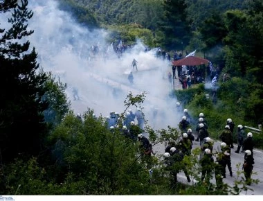 Πισοδέρι: 14 άτομα στο νοσοκομείο από τα επεισόδια - Λιποθύμησαν 7 αστυνομικοί και 7 διαδηλωτές (βίντεο)